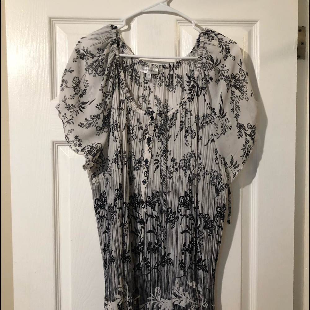 Fashion Bug - Black & White Crinkle Top - Size 2X